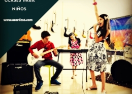 Niños tocando instrumentos musicales en una Escuela de musica en Puebla