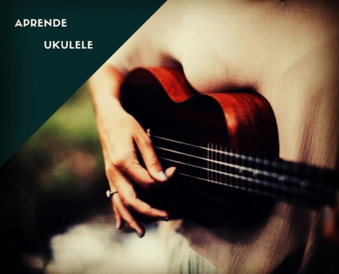 Una mujer tocando el ukulele